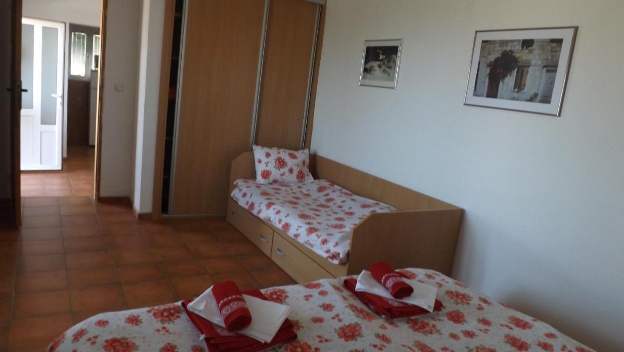 Lustica Apartments מראה חיצוני תמונה